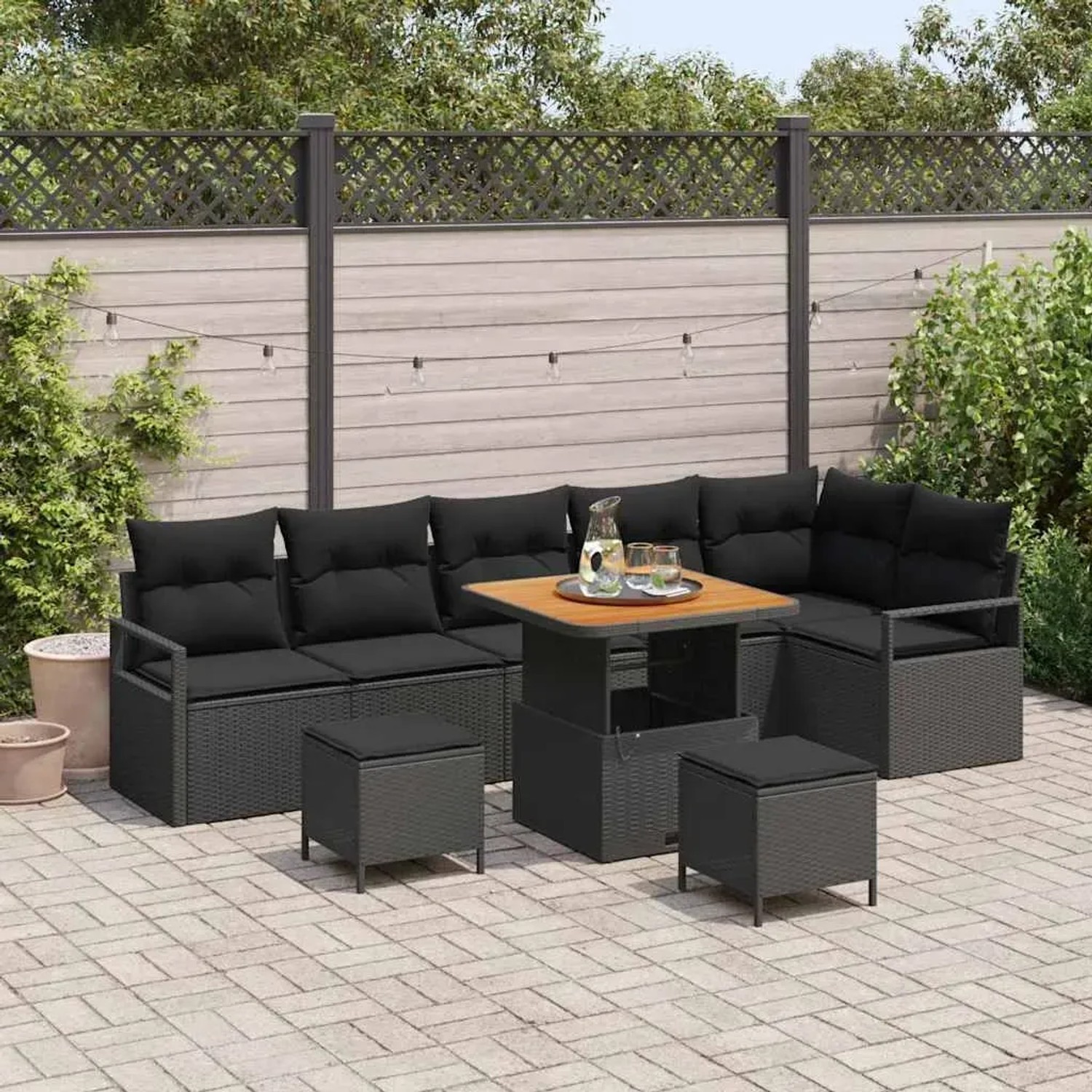 Schwarzes 9-teiliges vidaXL Garten-Sofa-Set aus Poly Rattan mit Tisch und Kissen.