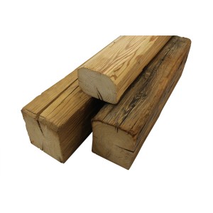 Handgehackte Altholz Balken: Rustikale Kraftholz Balken für Möbelbau & Regalböden.