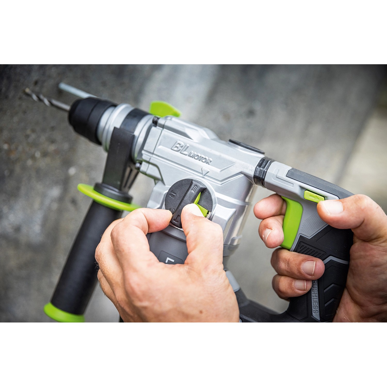 LUX Akku-Bohrhammer A-BH-20 B Solo: Bürstenloser Bohr- und Meißelhammer in Aktion.