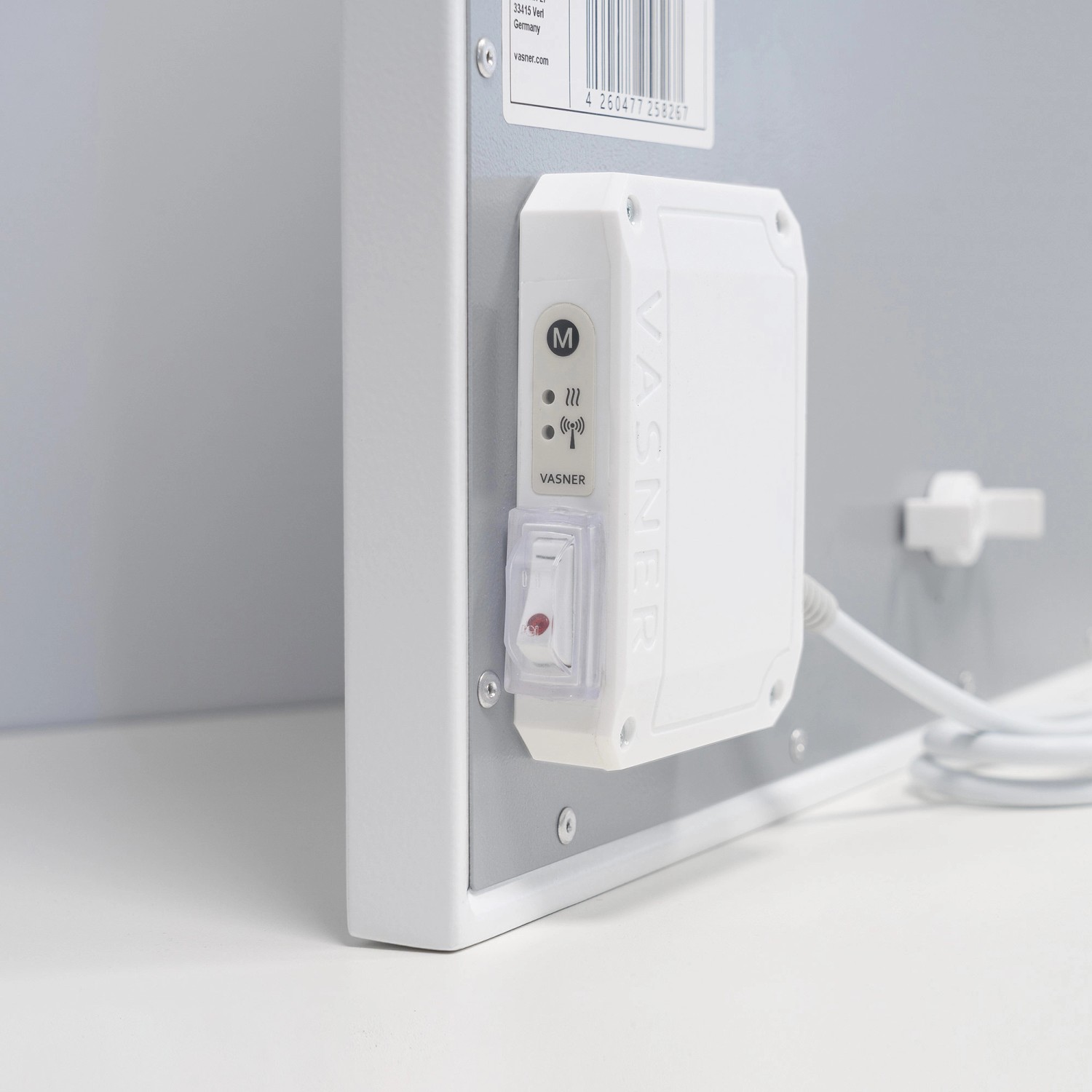 Detailaufnahme der Vasner Citara M RX Infrarotheizung mit Funk-Empfänger und Schalter.