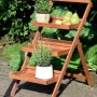 Klappbare, braune Dobar Blumentreppe aus FSC®-Holz mit drei Ebenen für Garten oder Balkon.