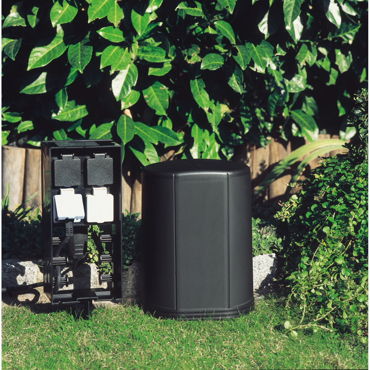 Oase InScenio FM-Master 3 Gartensteckdose für den Außenbereich mit Fernbedienung und Erdspieß.