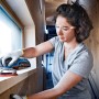 Frau schleift Fensterrahmen mit Bosch Professional Akku-Exzenterschleifer GEX 18V-125.