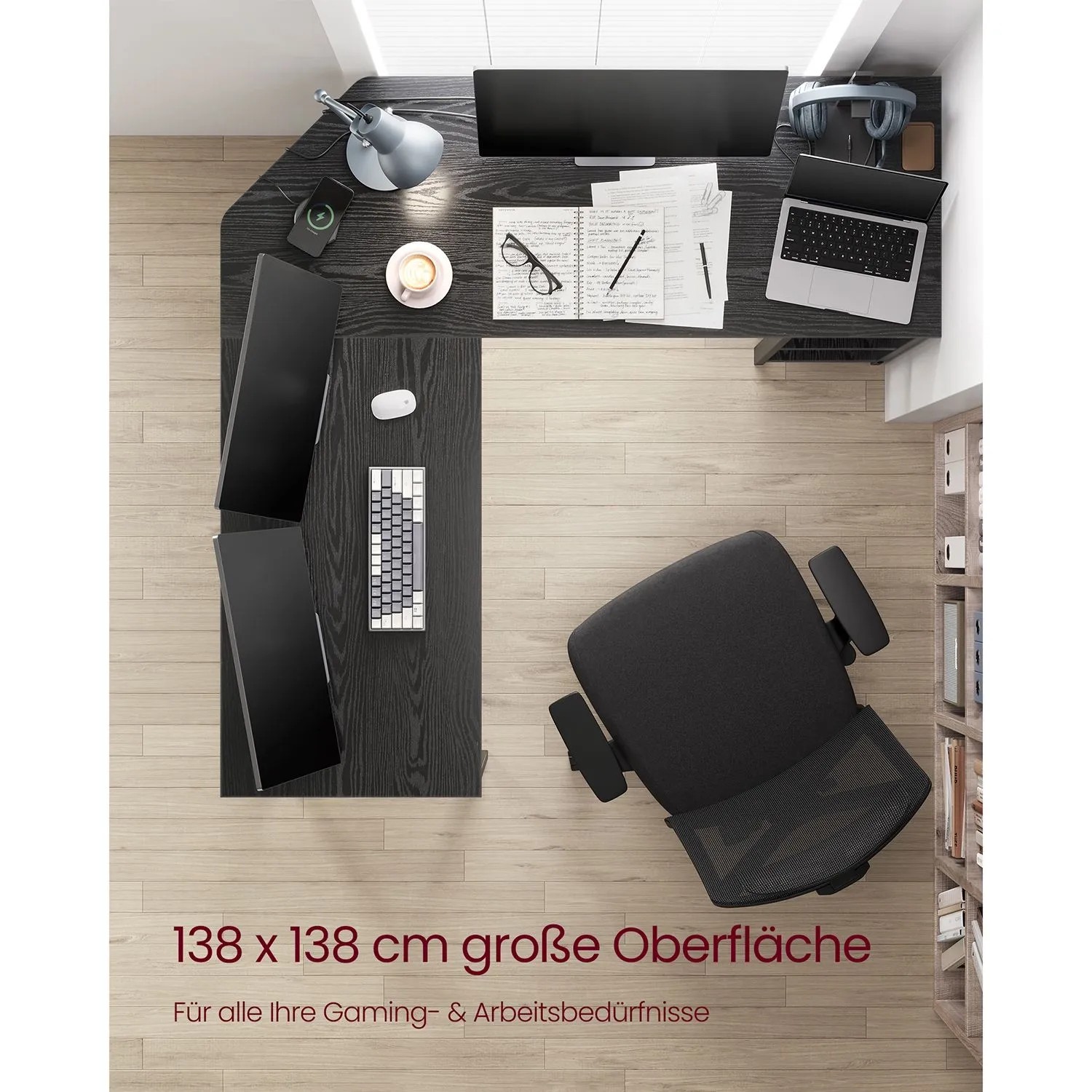 Schwarzer Vasagle L-förmiger Schreibtisch (138x138 cm) mit PC, Monitoren und Bürostuhl von oben.