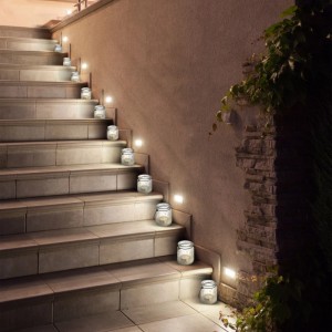 12er Set Windlichter aus Glas mit Henkeln auf einer Treppe, Kerzenhalter für Teelichter.