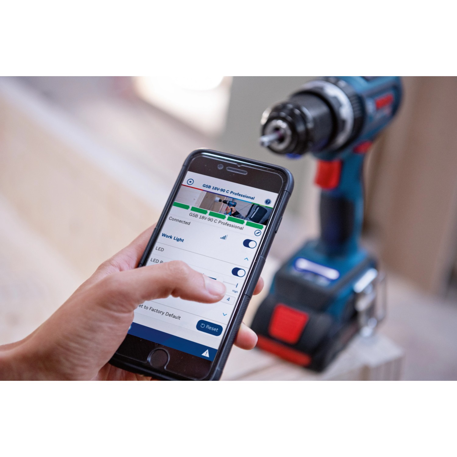 Bosch Professional Akku-Schlagbohrschrauber GSB 18V-90 C mit Smartphone-App Steuerung.
