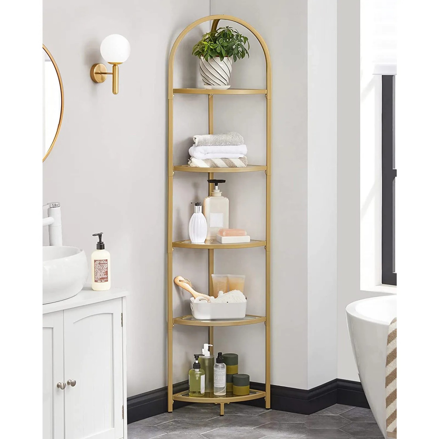 Vasagle Eckregal mit 5 Ebenen aus Hartglas und goldenem Rahmen im Badezimmer.