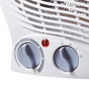 Detailansicht: Weißer Heizlüfter 2.000 W mit Drehreglern für Temperatur und Heizstufen.