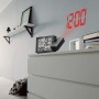 Bresser Funk-Wetterstation MeteoTemp P mit Projektion der Uhrzeit an der Wand.