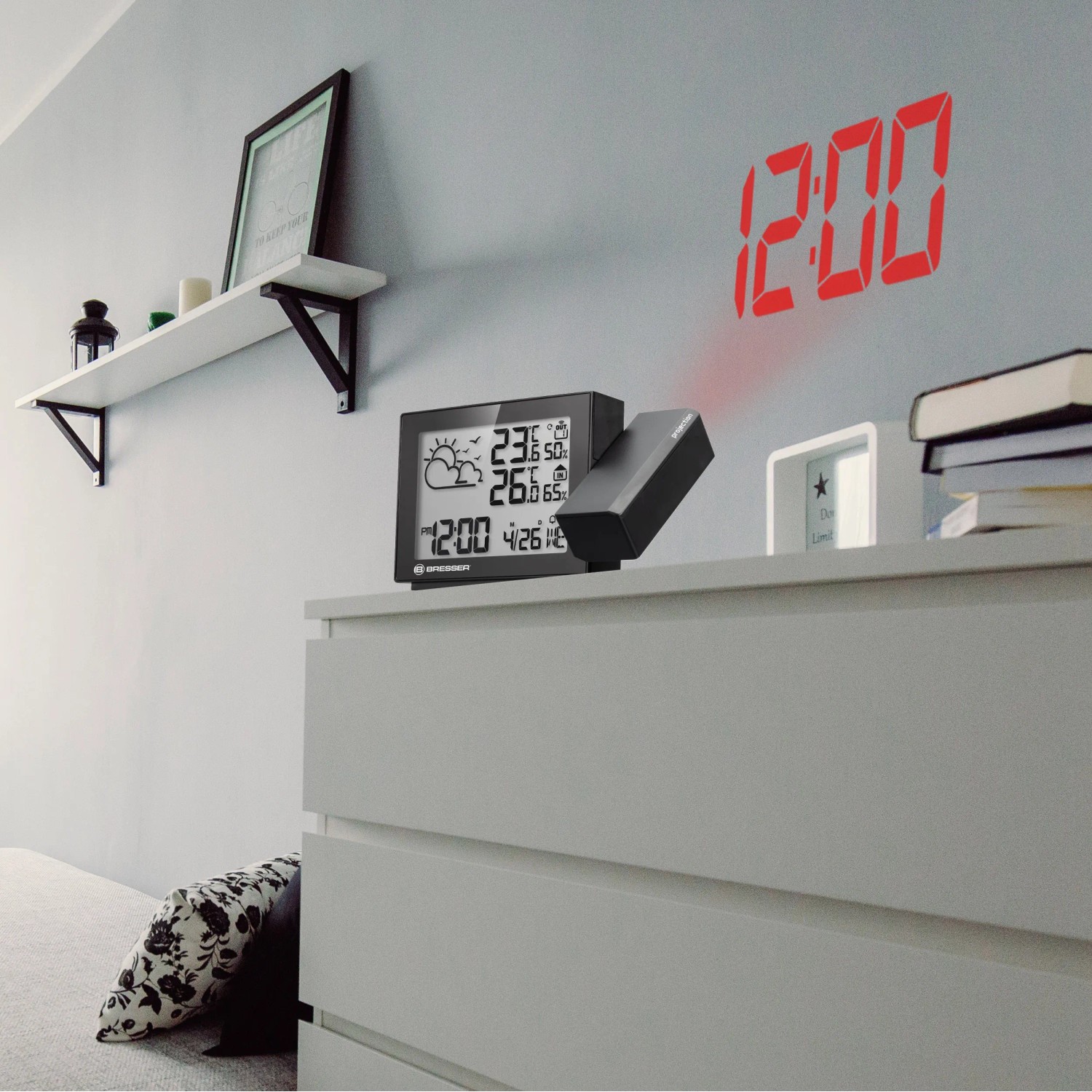 Bresser Funk-Wetterstation MeteoTemp P mit Projektion der Uhrzeit an der Wand.