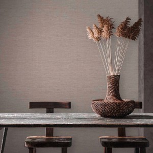 Einfarbige, braun-taupe Vliestapete mit Vinylstruktur im Wohnraum. Dekorative Uni-Tapete.