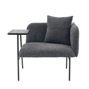 Dunkelgrauer Chenille Einzelsessel mit integriertem Beistelltisch in Holzoptik und Kissen für Wohnzimmer.