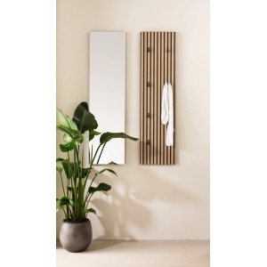 Rechteckiger Schildmeyer Spiegel Ryker (110,5x29,9x3 cm) mit silberner Kante an beiger Wand.
