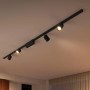 Schwarze Philips Hue Perifo LED-Spots als Schienensystem-Erweiterung an der Decke.