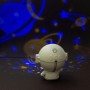 X4-Life LED-Nachtlicht Astronaut projiziert Sterne und Planeten an die Wand.