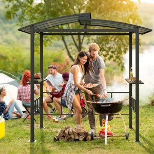 Schwarzer Costway Grillpavillon mit Seitenregalen beim Grillen im Garten.