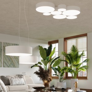 Weiße Sollux Lighting Hängeleuchte Arena 45 im Wohnraum. Moderne Lampe für Wohnzimmer und Esszimmer.
