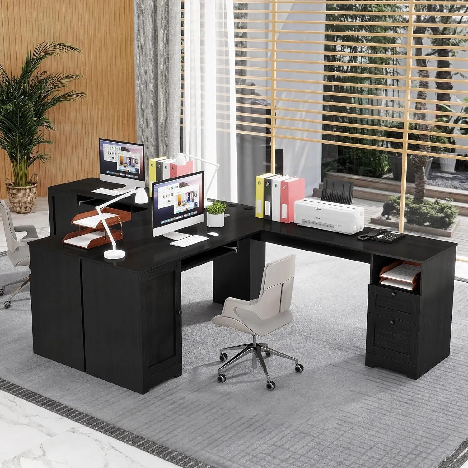 Schwarzer Costway L-Form Schreibtisch mit Ladestation, 168x168x76 cm, für Büro und Homeoffice.
