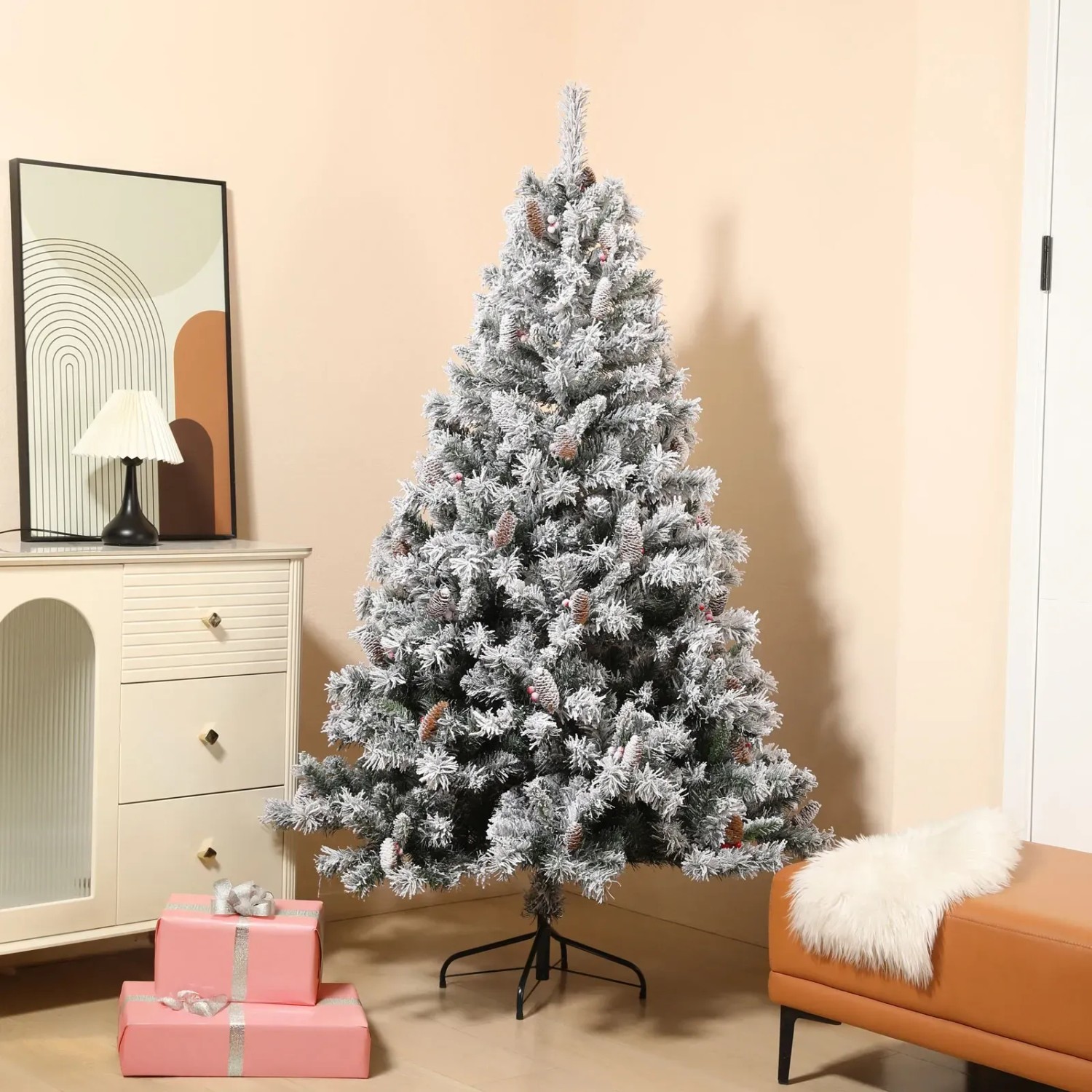 Künstlicher Svita Weihnachtsbaum, 180 cm, mit Schnee, Zapfen und Beeren.