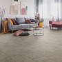 Wohnraum mit Kronoflooring Excellent+ Laminat Granit Dovetail Arosa in Fliesenoptik.