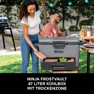 Ninja Kühlbox FrostVault 47L in Schiefergrau mit Trockenzone im Einsatz.