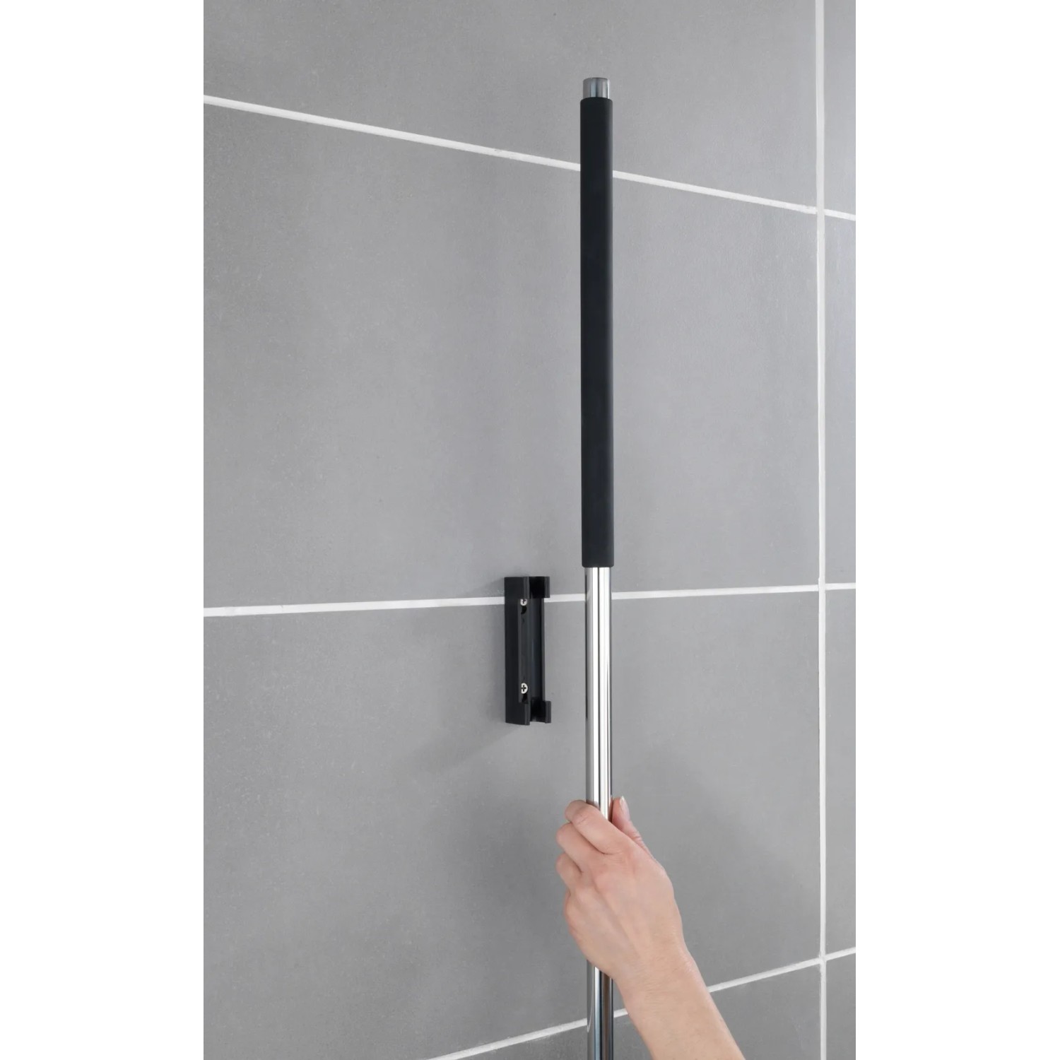 Wenko Edelstahl Boden- und Fensterwischer Rosole mit Wandhalterung an grauer Wand.