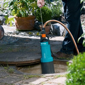 Gardena Tauch-Druckpumpe 6000/5 automatic im Einsatz zur Gartenbewässerung aus Brunnen.
