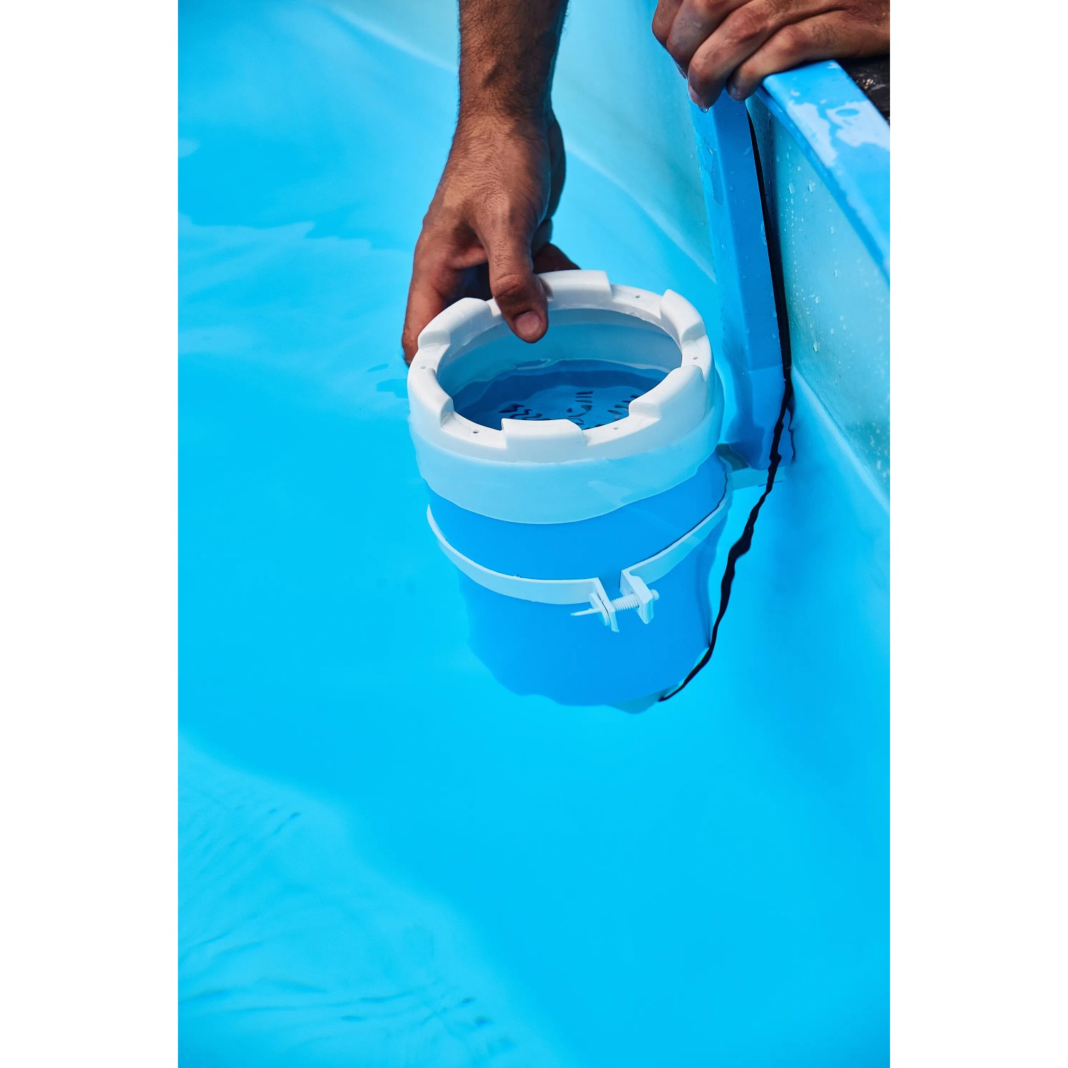Summer Fun Skimmy 2 Einhängefilteranlage im Pool, zur Reinigung der Wasseroberfläche.