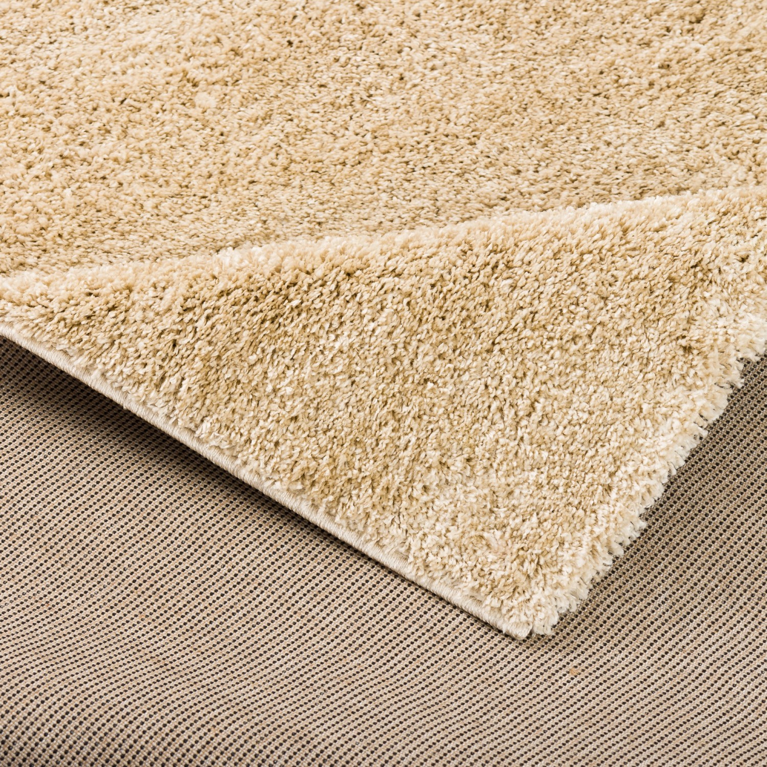 Beiger Pergamon Hochflor Teppich Aloha (200x200cm) mit weichem Flor und rutschfester Rückseite.