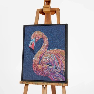 Leinwandbild Schillender Flamingo 32x42 cm. Farbenfrohes Tiermotiv in Pink, Orange, Blau auf dunklem Hintergrund. Dekoartikel.