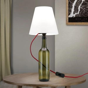 Flaschenlampe DIY: Lampenfassung Bordeaux mit E27 und Textilkabel auf Weinflasche mit Lampenschirm.