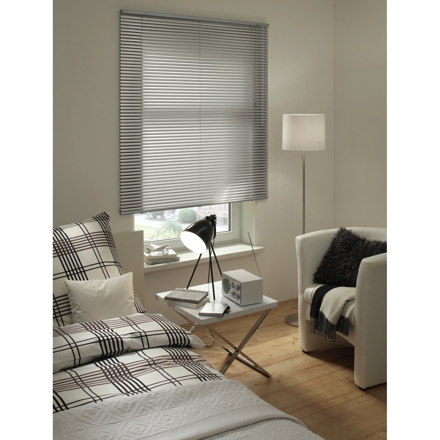 Gardinia Aluminium Jalousie, 160x175 cm, silber, im Raum montiert.