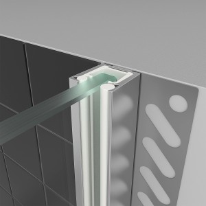 Detailaufnahme: Breuer Panorama Duschwand aus Glas mit Chromprofil, bodengleiche Montage.