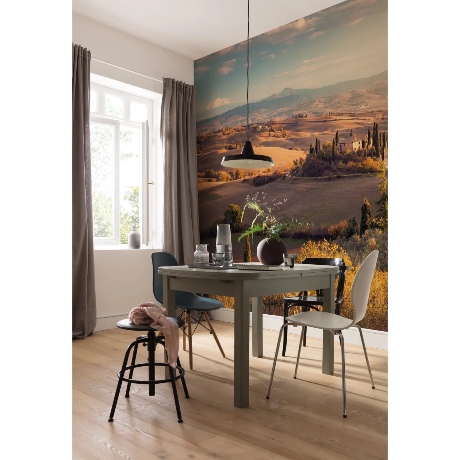 Komar Fototapete Vlies Toskanagold (400x250 cm) im Esszimmer mit toskanischer Landschaft.