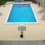 Steinbach Styropor Pool-Set Eco mit blauem Wasser, Leiter und Liegen im Garten.