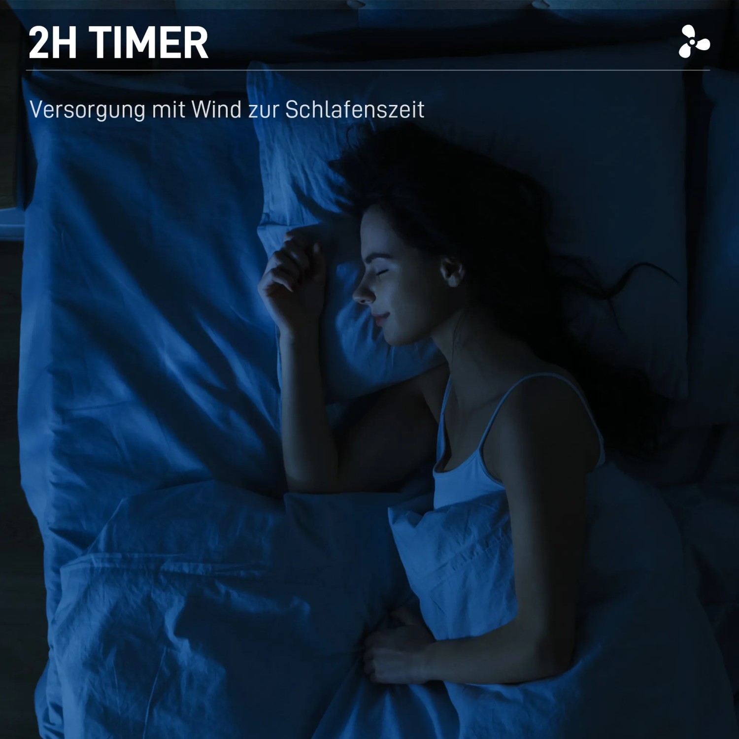 Frau schläft friedlich unter einem HOMCOM Standventilator im Schlafzimmer.