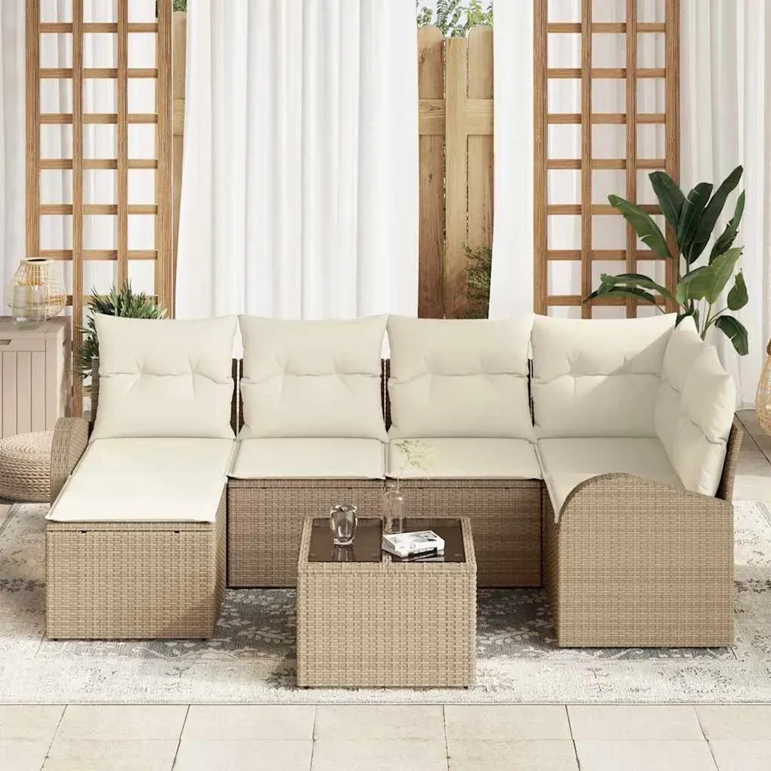 Beiges vidaXL Garten-Sofa-Set mit Kissen, 7-teilig, aus Polyrattan mit Tisch und weißen Kissen.