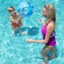Kind und Frau spielen mit blauem Bestway Wasserball Groove n' Splash im Pool.