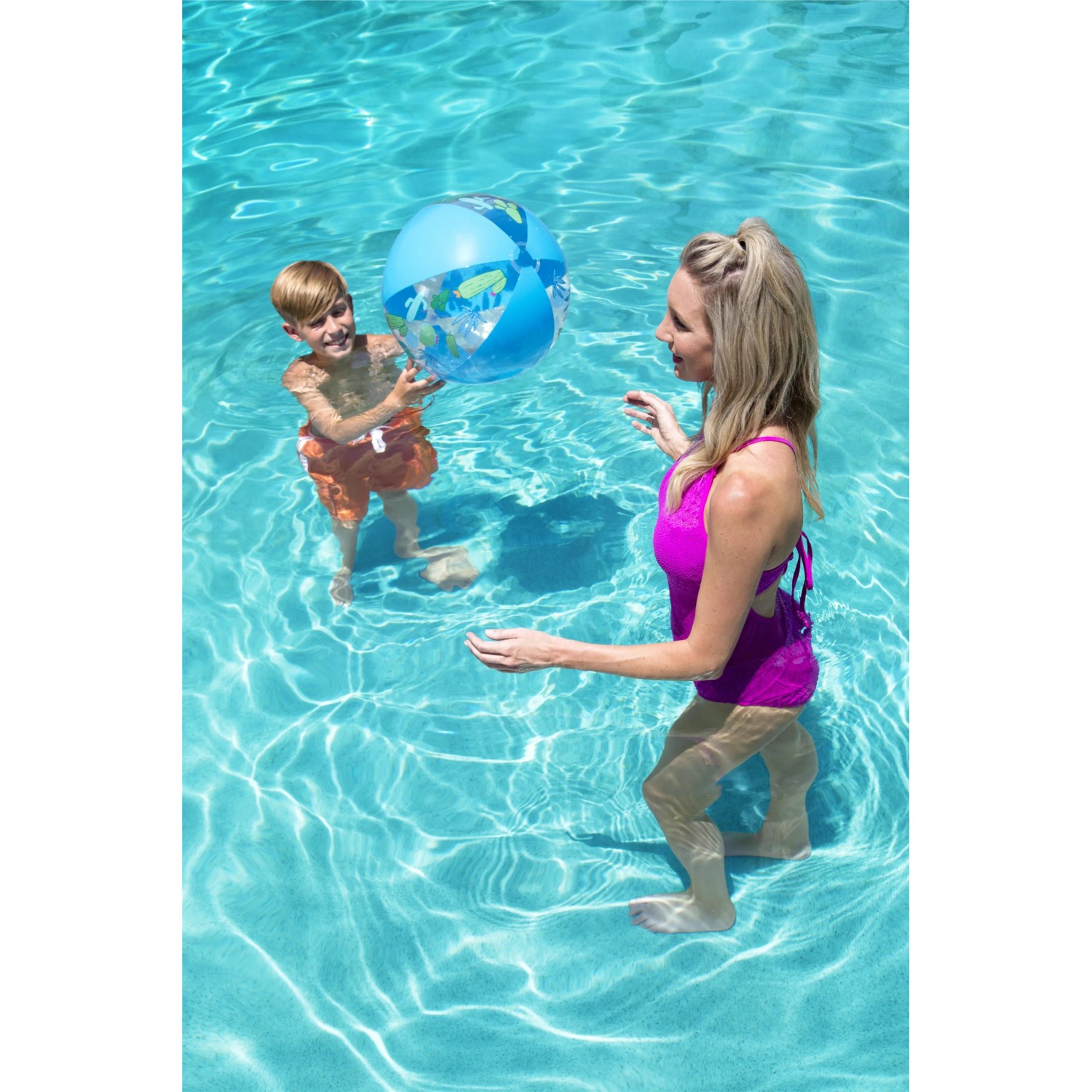 Kind und Frau spielen mit blauem Bestway Wasserball Groove n' Splash im Pool.