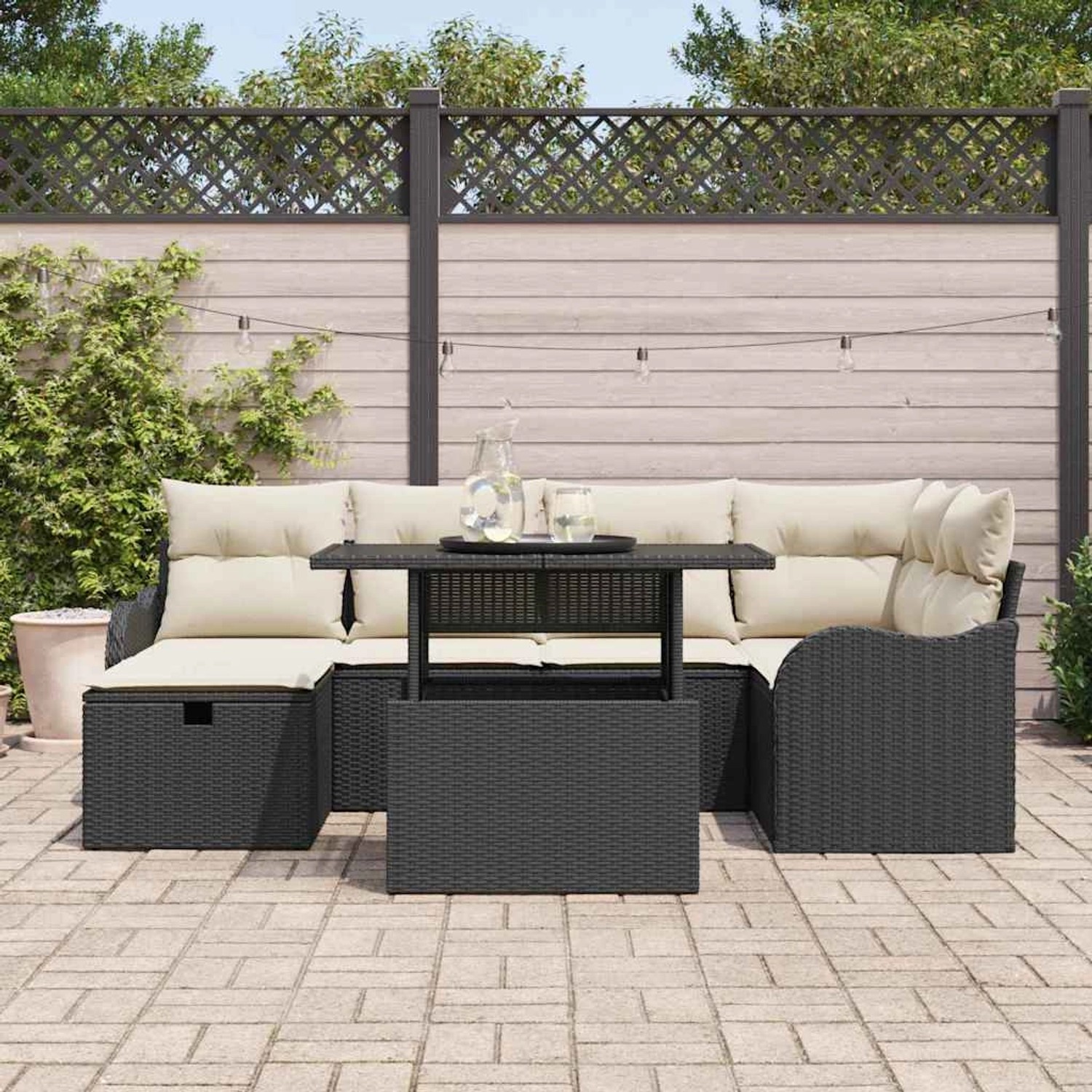Schwarzes 7-teiliges Garten-Sofa-Set aus Polyrattan mit Kissen und Tisch.