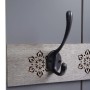 Detailaufnahme: Wandgarderobe C89 im Shabby-Look, grau-blau mit Metallhaken und floralen Verzierungen.