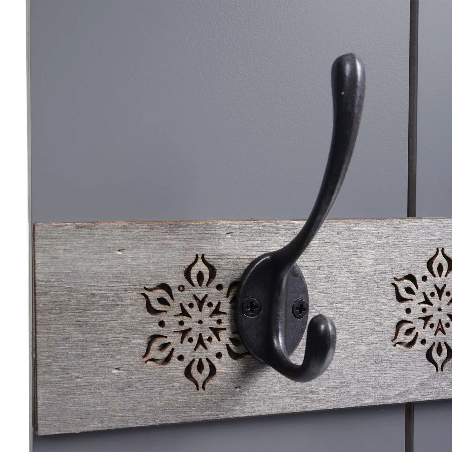 Detailaufnahme: Wandgarderobe C89 im Shabby-Look, grau-blau mit Metallhaken und floralen Verzierungen.