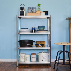 shelfr Edelstahl Schwerlastregal mit vier Ebenen, beladen mit Geschirr und Küchenutensilien.