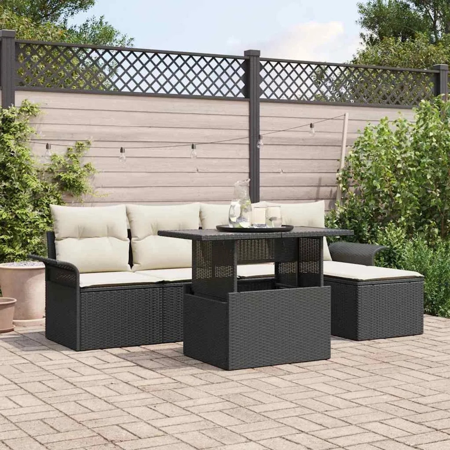 Schwarzes 6-tlg. Garten-Sofa-Set aus Poly Rattan mit Tisch und Kissen für den Außenbereich.