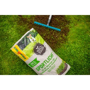 Sack Floragard Bio-Rasenerde Sportlich 40L mit Rechen auf Rasenfläche.