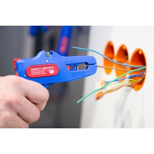 WEICON Abisolierzange No. 5 Pro in Aktion beim Abisolieren eines Kabels.