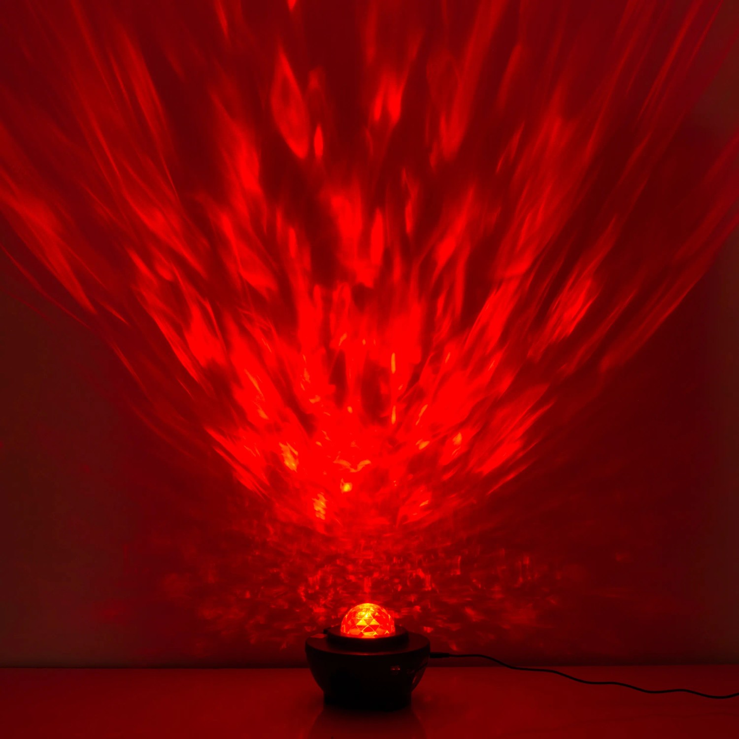 Näve LED-Tischlampe mit roter Galaxy/Wasser-Projektion für stimmungsvolle Lichteffekte.