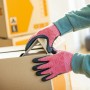 Hände mit LUX Allroundhandschuhen (Gr. 8) beim Tragen eines Kartons. Arbeitshandschuhe für Damen.