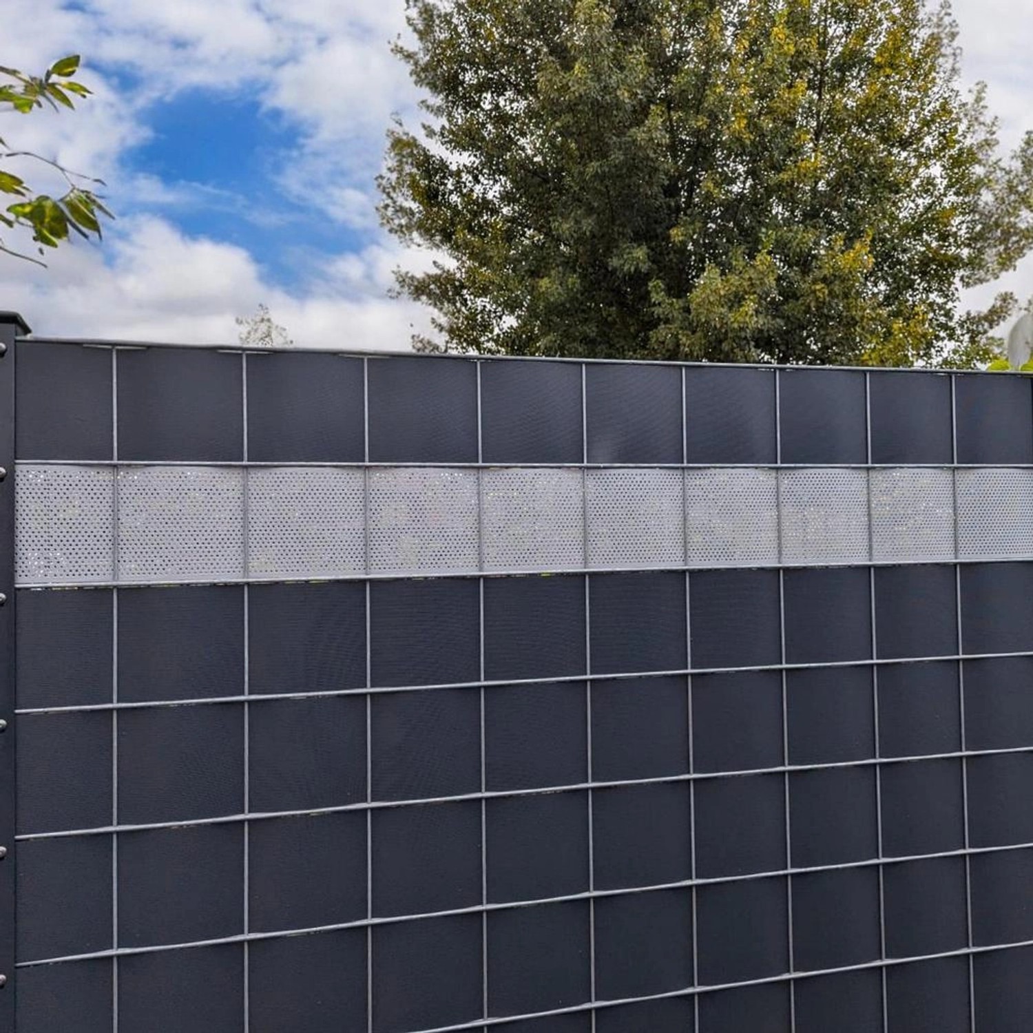 zaunzu Sichtschutz Rille gelocht, lichtgraue PP Streifen (20% Lochanteil) im Doppelstabmattenzaun.