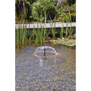 Pontec PondoVario 2500 Teichpumpe im Einsatz mit Fontäne im Gartenteich.